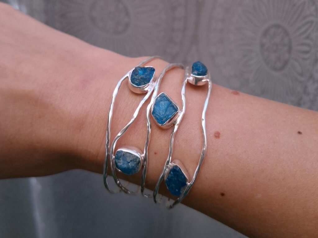 Offener Manschetten Armreif mit rohem Apatit, 925 Silber