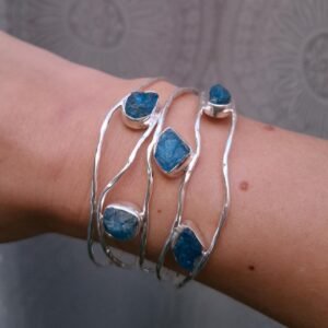 Offener Manschetten Armreif mit rohem Apatit, 925 Silber