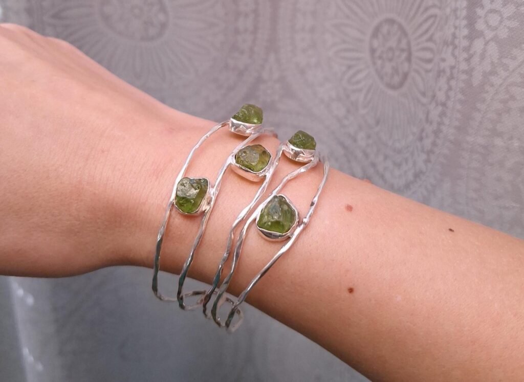 Offener Manschetten Armreif mit rohem Peridot, 925 Silber