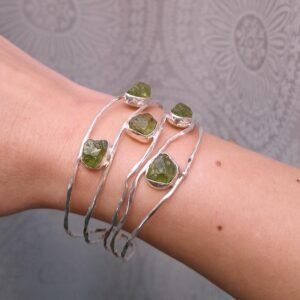 Offener Manschetten Armreif mit rohem Peridot, 925 Silber