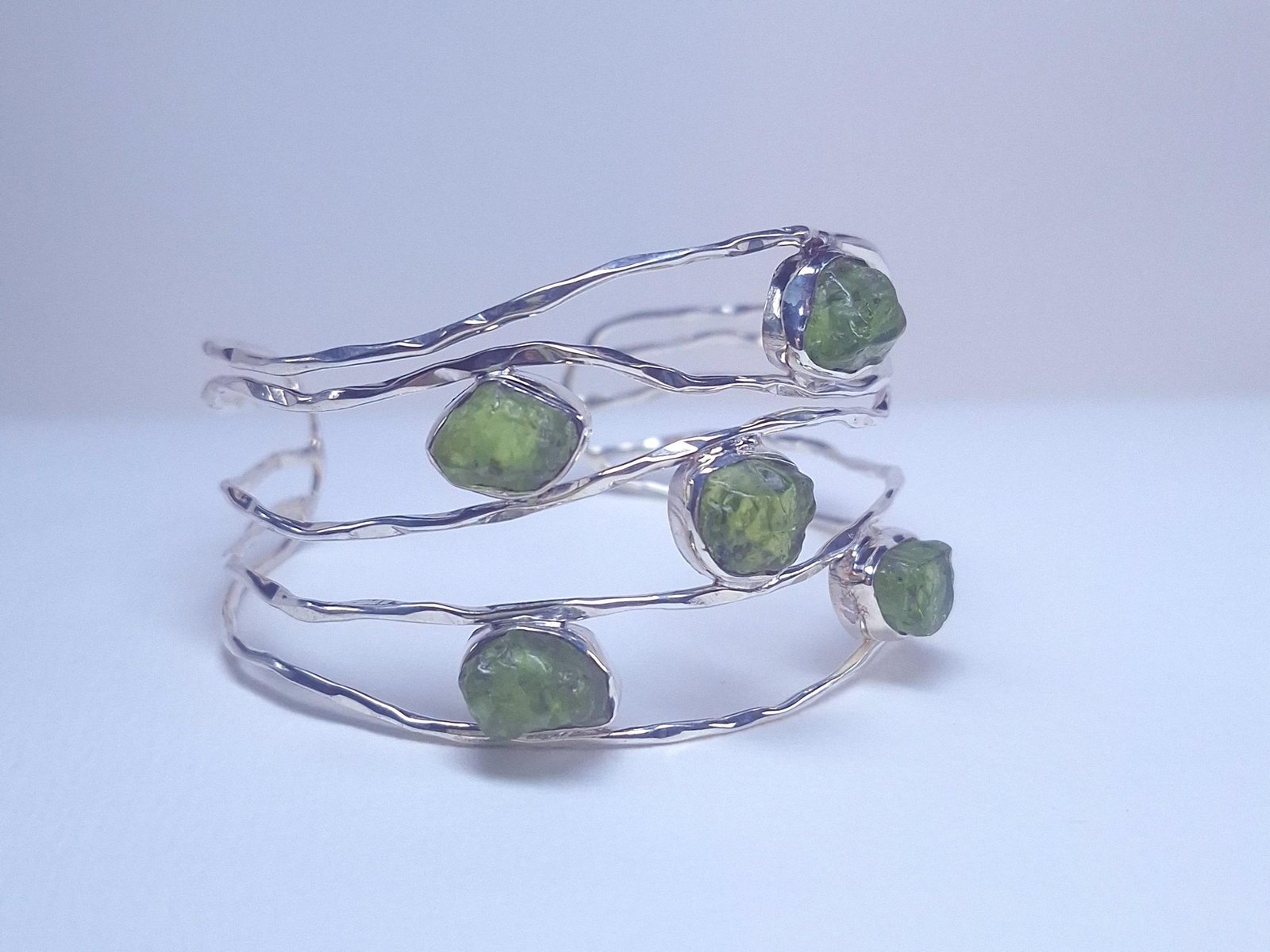 Offener Manschetten Armreif mit rohem Peridot, 925 Silber – Bild 3