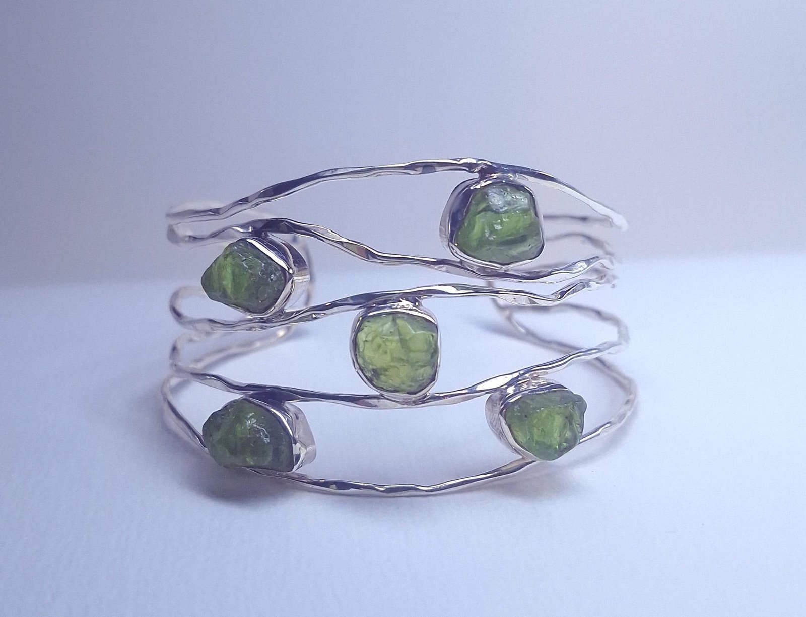 Offener Manschetten Armreif mit rohem Peridot, 925 Silber – Bild 2
