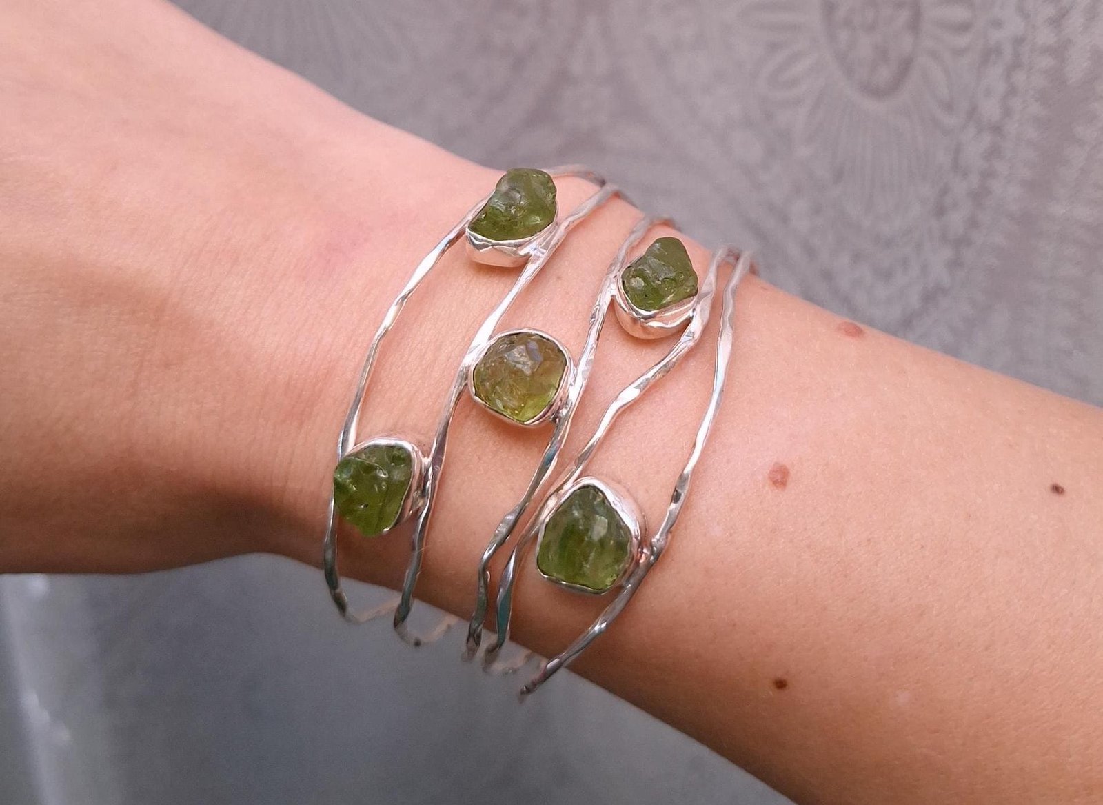 Offener Manschetten Armreif mit rohem Peridot, 925 Silber – Bild 5