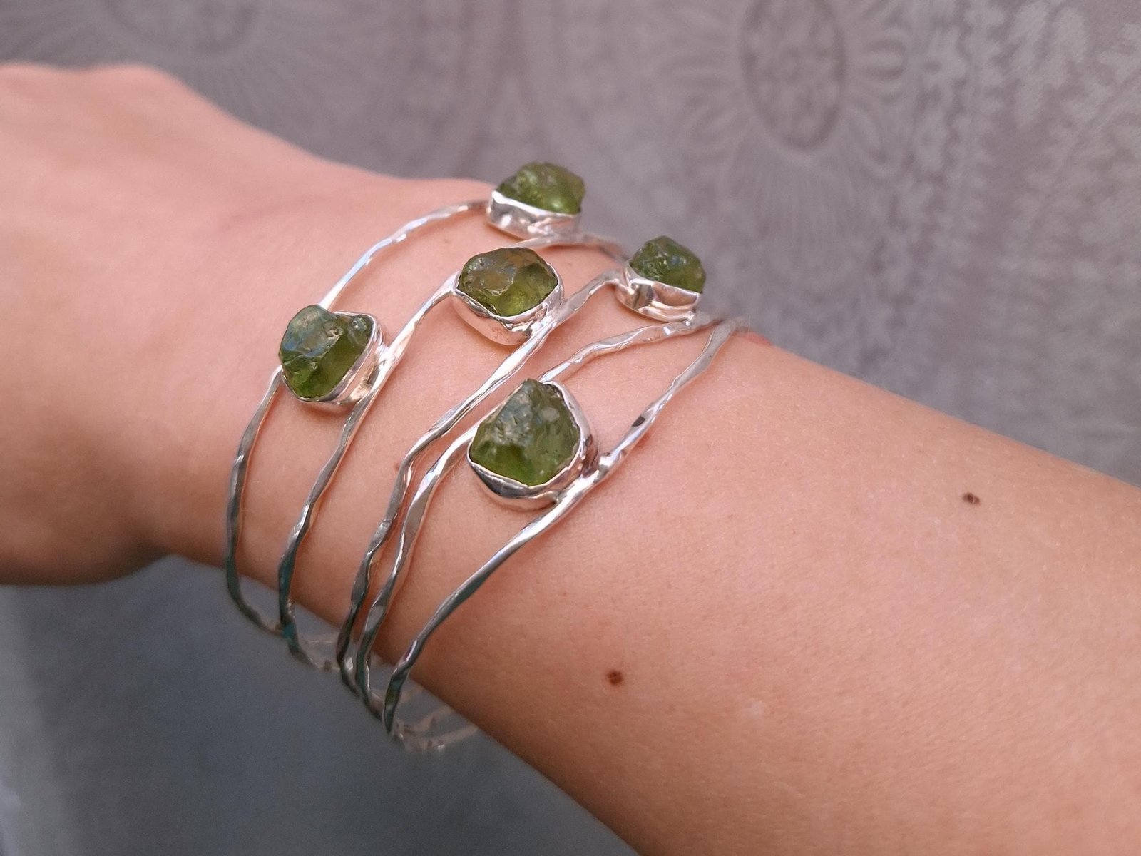 Offener Manschetten Armreif mit rohem Peridot, 925 Silber – Bild 7