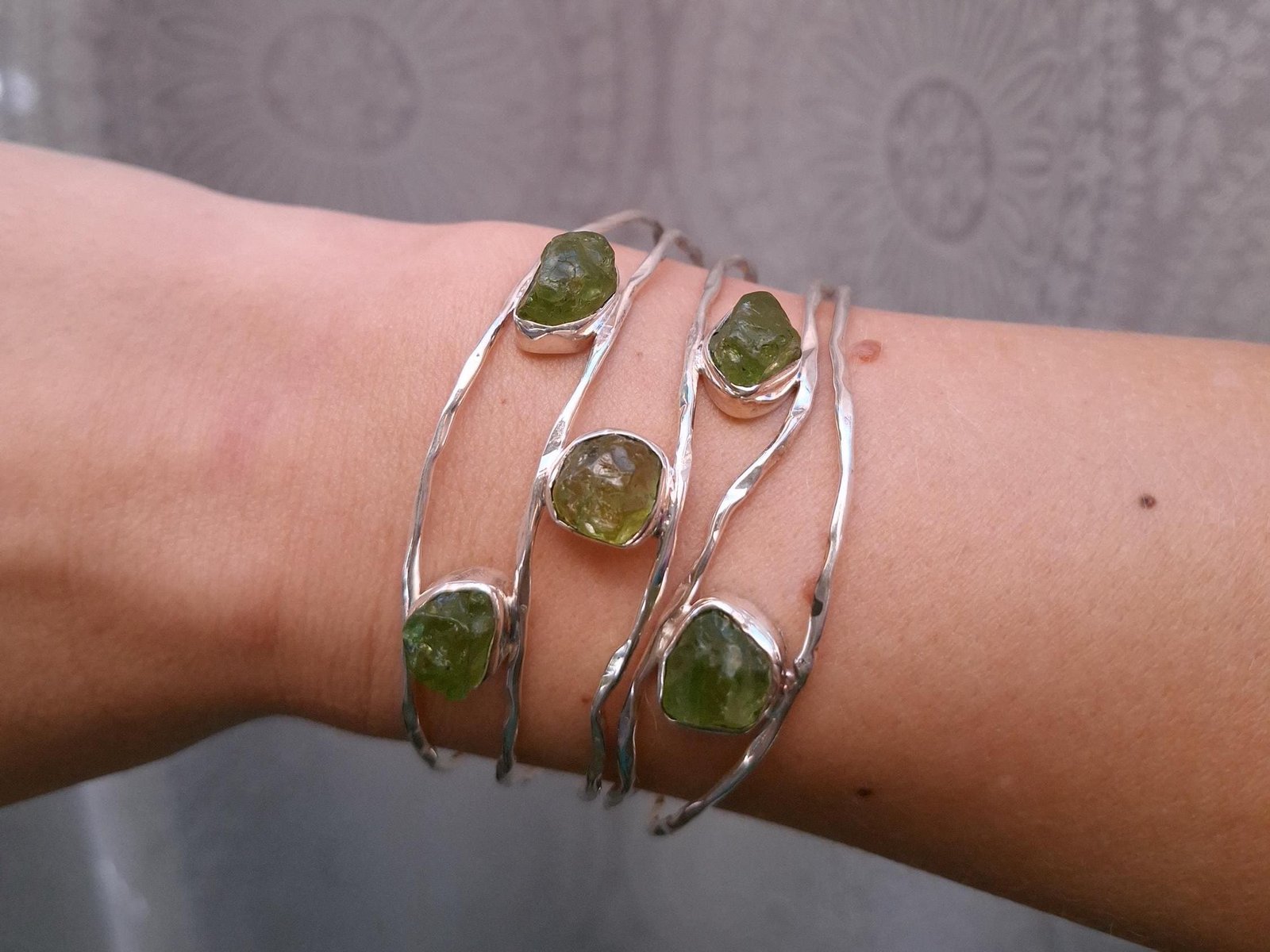 Offener Manschetten Armreif mit rohem Peridot, 925 Silber – Bild 8