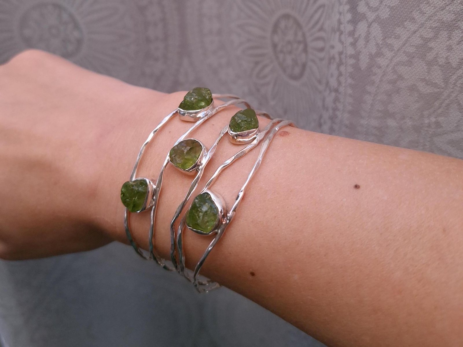 Offener Manschetten Armreif mit rohem Peridot, 925 Silber – Bild 9